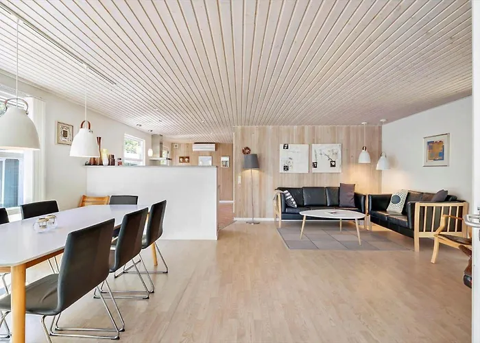1501-aakirkeby-lyngvejen-39 بيت للعطل *